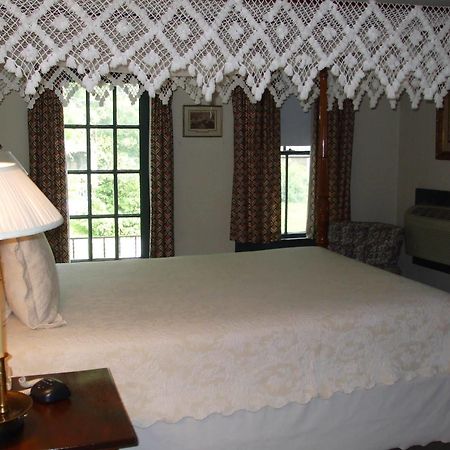 Wayside Inn Middletown Bagian luar foto